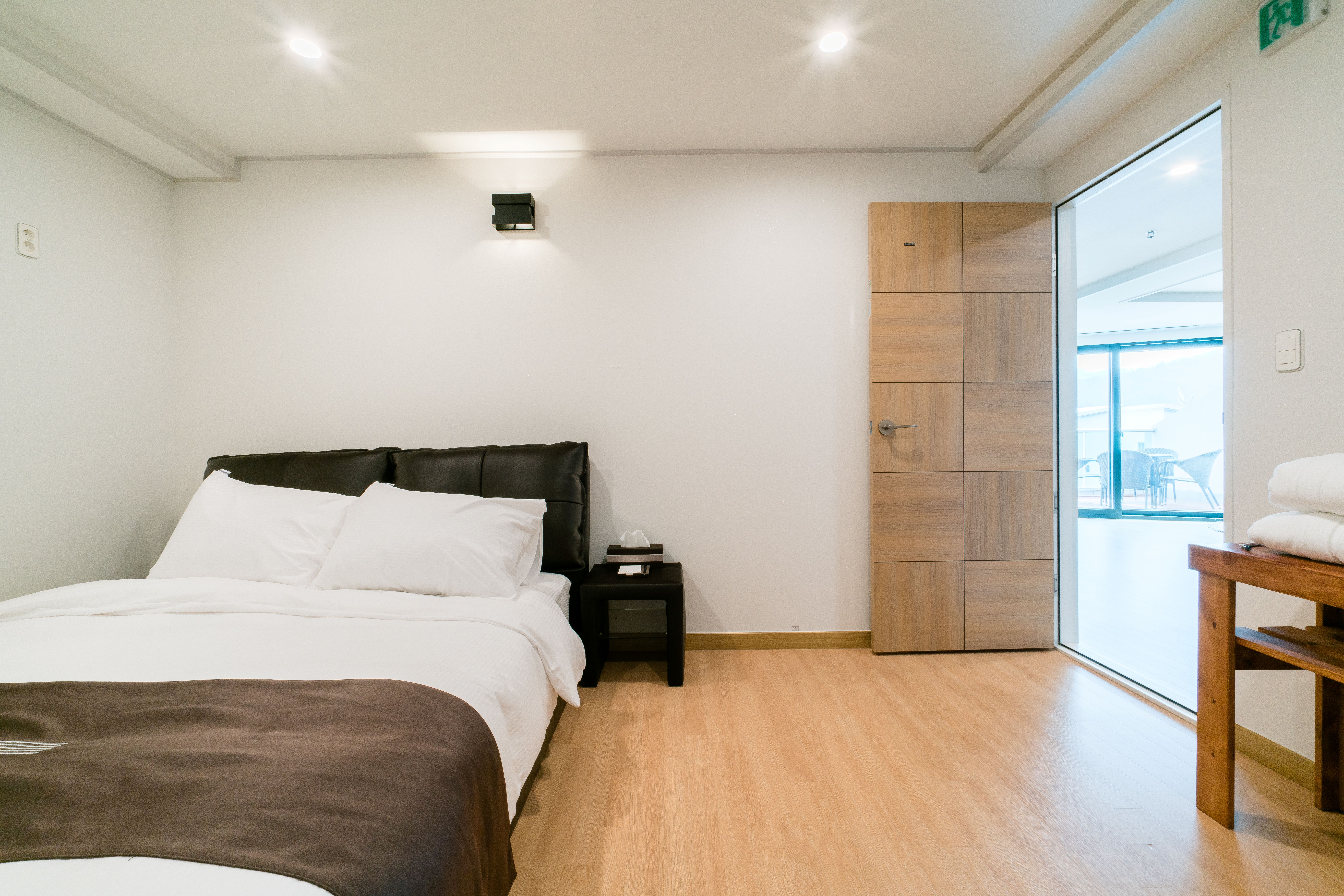 room-card-img-3
